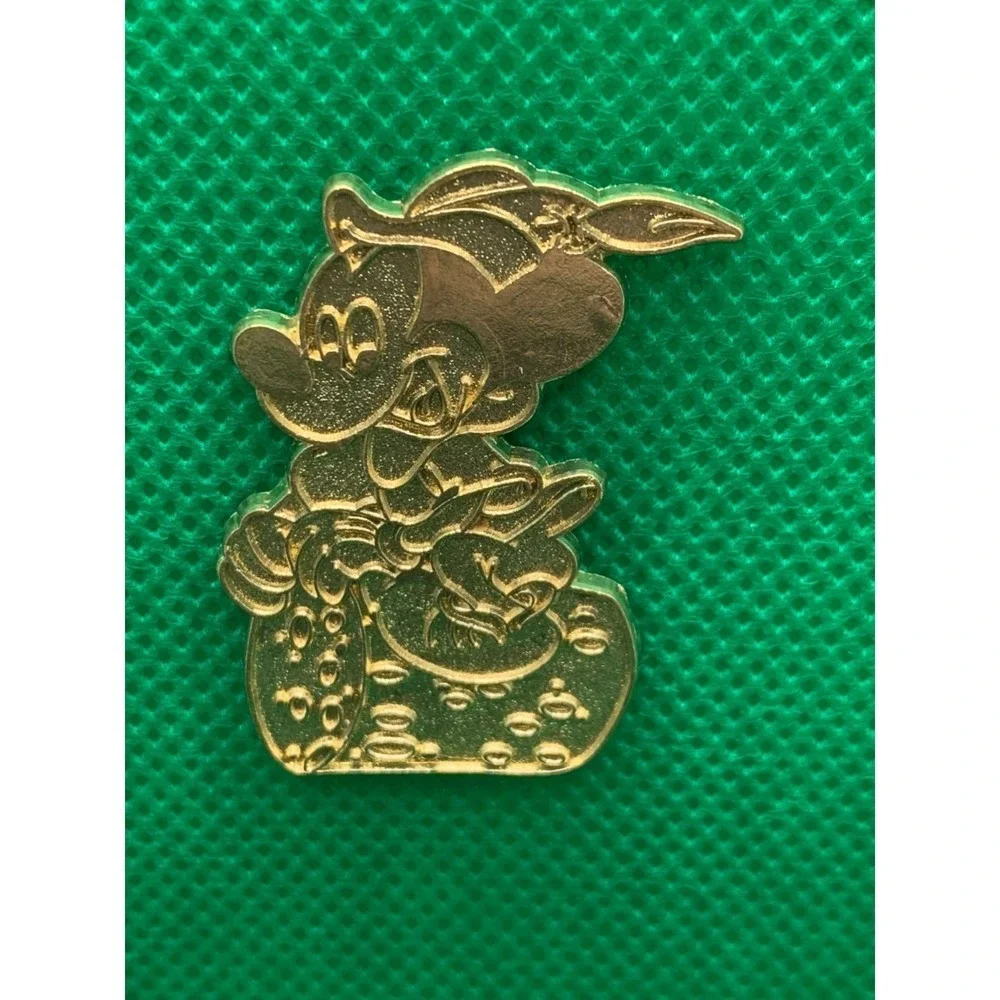 2008 Hong Kong Disneyland Mickey Mouse and the Giant Disney pin gold